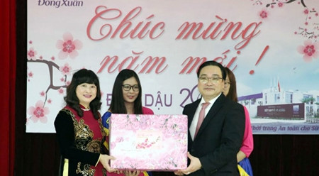 河内市委书记黄忠海看望冬春针织有限公司的干部职工 ảnh 1 河内市委书记黄忠海看望冬春针织有限公司的干部职工 ảnh 1