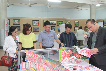 将春节刊物送给长沙岛县军民 ảnh 1