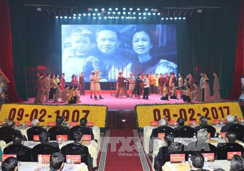 已故总书记长征诞辰110周年纪念典礼在越南南定省隆重举行 ảnh 1