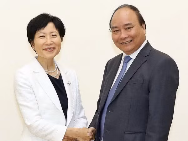 越南政府总理阮春福会见全球环境基金首席执行官兼主席石井菜穗子 ảnh 1