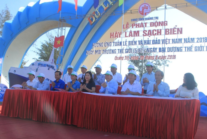 广治省:数千人携手净化海洋 ảnh 1  广治省:数千人携手净化海洋 ảnh 1