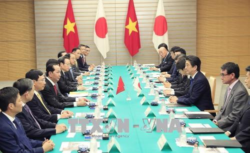 越南国家主席陈大光与日本首相安倍晋三举行会谈 ảnh 2 越南国家主席陈大光与日本首相安倍晋三举行会谈 ảnh 2