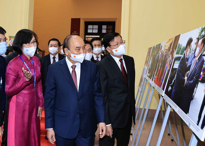 老挝人民革命党中央总书记、国家主席通伦·西苏里造访胡志明国家政治学院 ảnh 2 老挝人民革命党中央总书记、国家主席通伦·西苏里造访胡志明国家政治学院 ảnh 2