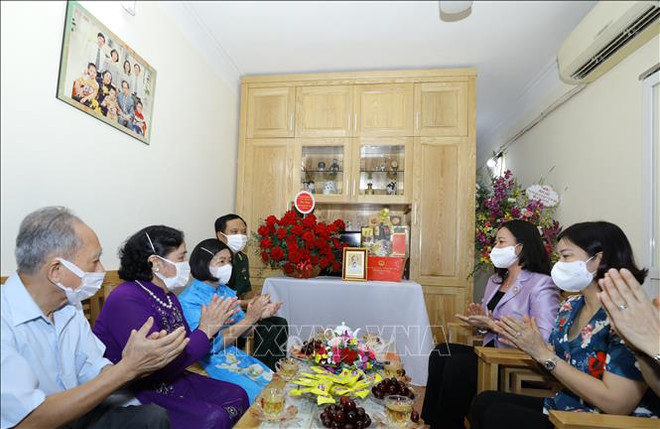 国家副主席武氏映春走访河内市模范家庭 ảnh 2 国家副主席武氏映春走访河内市模范家庭 ảnh 2