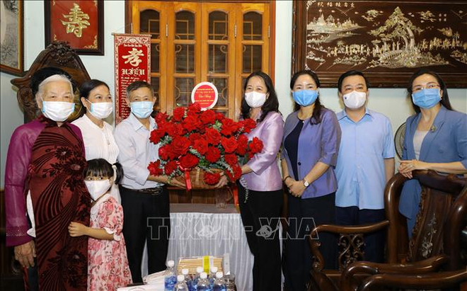 国家副主席武氏映春走访河内市模范家庭 ảnh 1 国家副主席武氏映春走访河内市模范家庭 ảnh 1