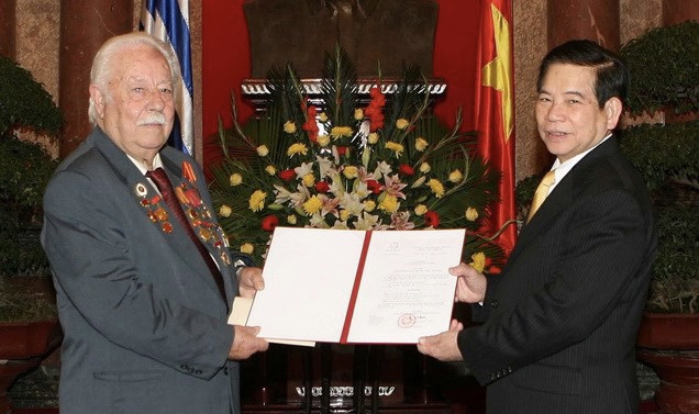 越南共产党向希腊共产党和阮文立同志家属致慰问信 ảnh 1 越南共产党向希腊共产党和阮文立同志家属致慰问信 ảnh 1