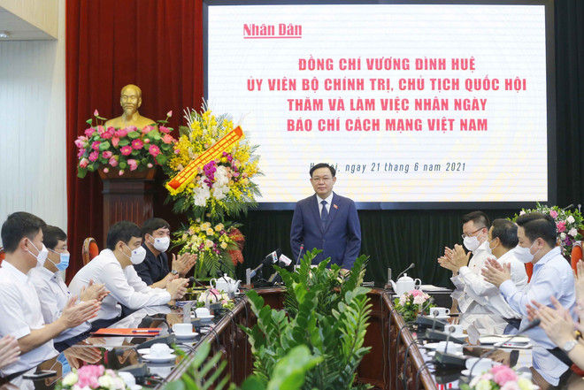 越南国会主席王廷惠走访人民报祝贺革命新闻日 ảnh 1