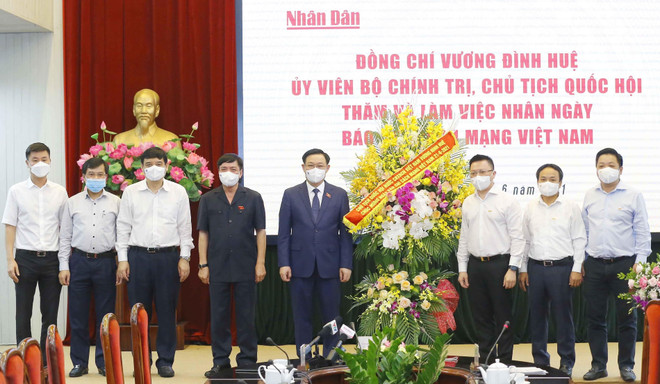 越南国会主席王廷惠走访人民报祝贺革命新闻日 ảnh 2