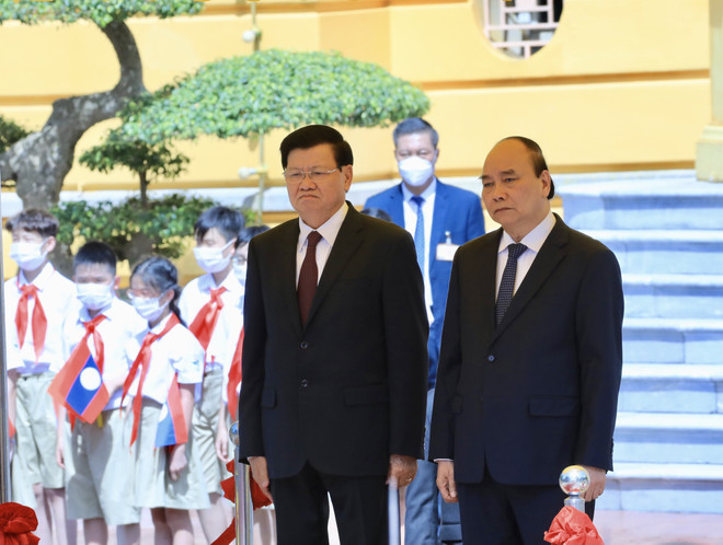 老挝媒体：通伦·西苏里访越之旅彰显老挝在维护与发展越老传统关系的一贯立场 ảnh 1