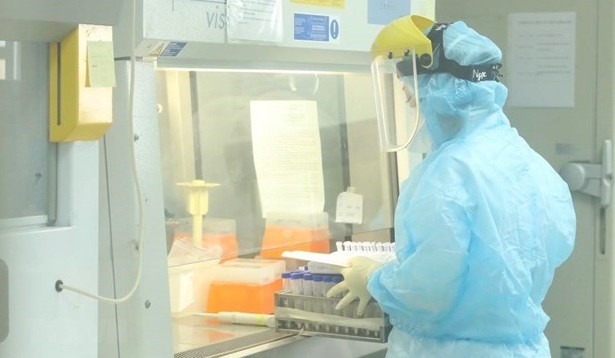 新冠肺炎疫情：22日中午全国新增100例确诊病例 ảnh 1