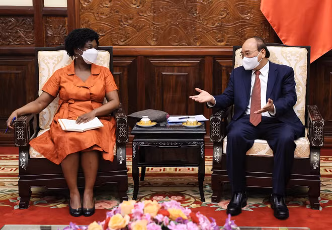 国家主席阮春福会见世界银行集团亚太高级副行长维多利亚·克瓦 ảnh 1