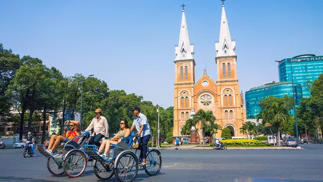 胡志明市迎来2020年新年首位外国游客 ảnh 2