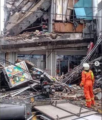 印尼发生地震和5层建筑塌陷事故 ảnh 1
