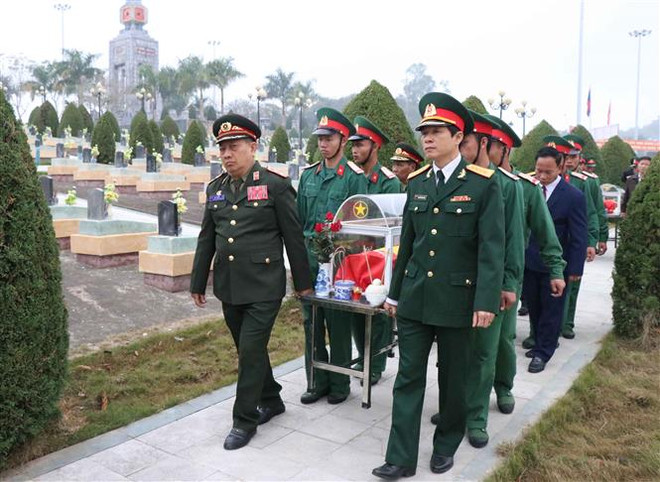 奠边省为在老牺牲的15具越南志愿军遗骸举行追悼会和安葬仪式 ảnh 1