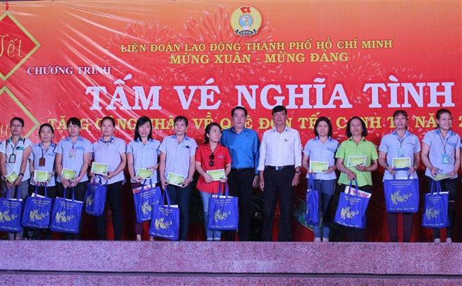 胡志明市向该市工人赠送1.2万张春节回乡车票 ảnh 1 胡志明市向该市工人赠送1.2万张春节回乡车票 ảnh 1