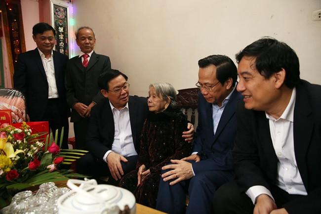 政府副总理王廷惠前往乂安省上香缅怀胡志明主席 ảnh 2 政府副总理王廷惠前往乂安省上香缅怀胡志明主席 ảnh 2