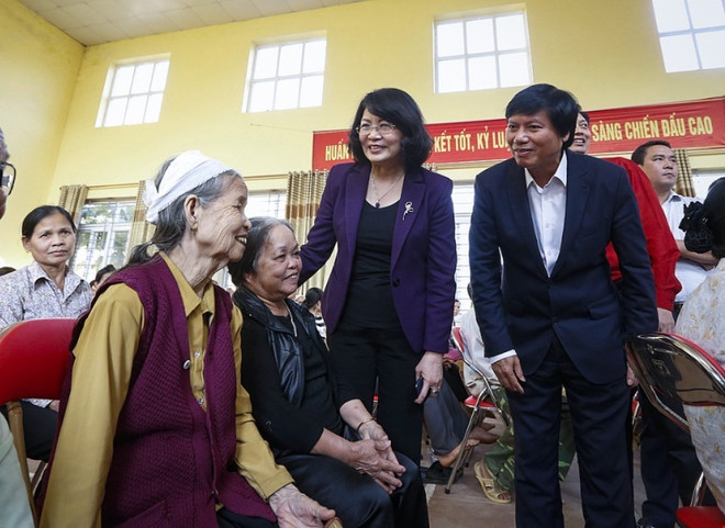 邓氏玉盛春节前夕走访慰问和平省劳动者和困难群众 ảnh 2 邓氏玉盛春节前夕走访慰问和平省劳动者和困难群众 ảnh 2