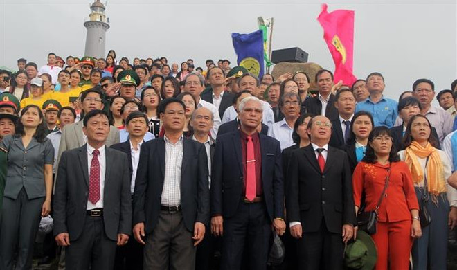 富安省举行2020新年升旗仪式并迎来新年首批游客 ảnh 2 富安省举行2020新年升旗仪式并迎来新年首批游客 ảnh 2