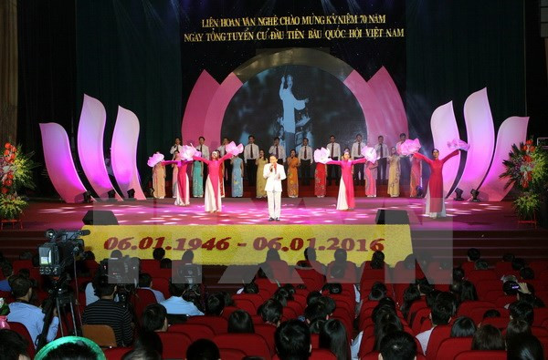 越南国会办公厅举行庆祝越南国会第一个选举日70周年文艺联欢会 ảnh 1