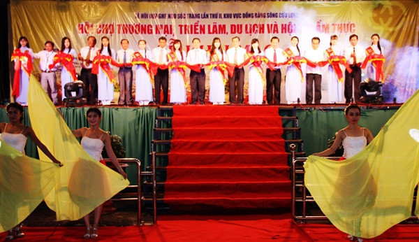 朔庄省贸易旅游展和京华高棉三族美食烹饪比赛拉开序幕 ảnh 1