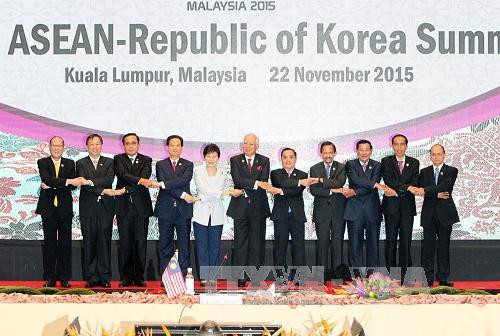 阮晋勇总理出席东盟与日本、东盟与韩国、东盟与联合国领导人峰会 ảnh 2 阮晋勇总理出席东盟与日本、东盟与韩国、东盟与联合国领导人峰会 ảnh 2