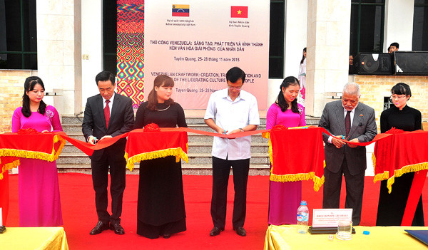 委内瑞拉手工艺品展在越南宣光省举行 ảnh 1