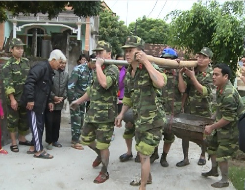 兴安省军事指挥部成功拆解一颗250公斤重的炸弹 ảnh 1 兴安省军事指挥部成功拆解一颗250公斤重的炸弹 ảnh 1