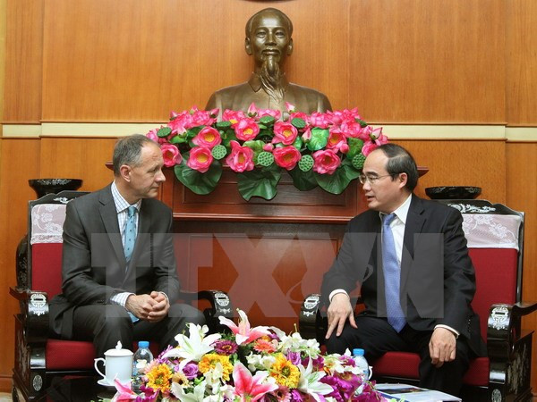 越南祖国阵线中央委员会主席阮善仁会见英国儿童慈善组织“面对世界”代表团 ảnh 1 越南祖国阵线中央委员会主席阮善仁会见英国儿童慈善组织“面对世界”代表团 ảnh 1