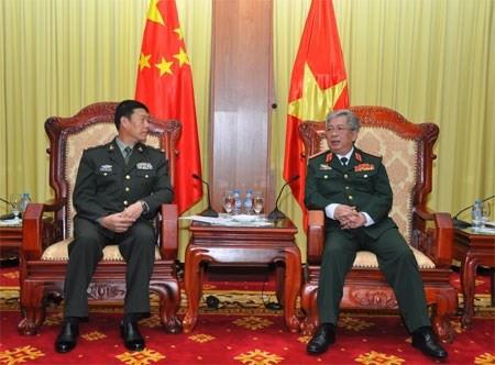 越南国防部副部长阮志咏上将会见云南省军区司令员杨光跃少将 ảnh 1