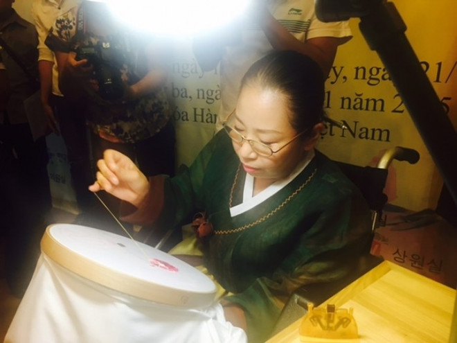 韩国刺绣作品展在河内开展 ảnh 2