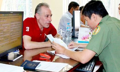 严格管理等候出境的驻留人员 ảnh 1