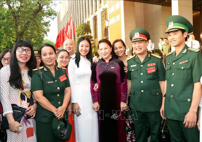 越南国会主席阮氏金银会见优秀新闻工作者代表 ảnh 1 越南国会主席阮氏金银会见优秀新闻工作者代表 ảnh 1