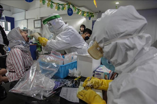 新冠肺炎疫情：部分东南亚国家每日仍有新增确诊病例数百人 ảnh 1