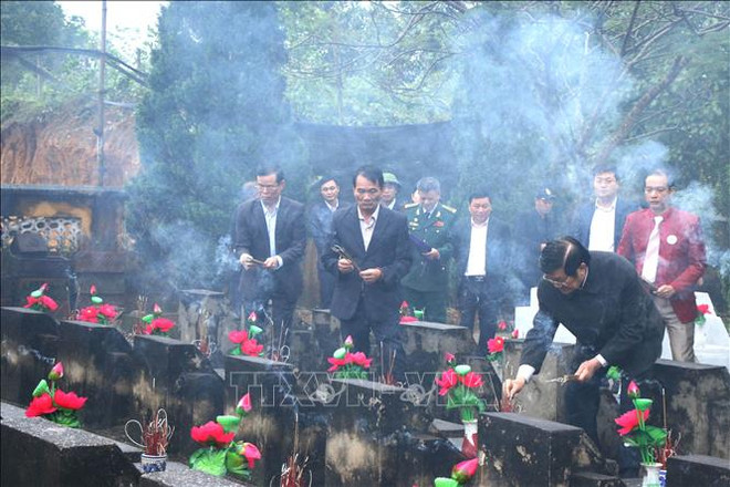 北部边界保卫战40周年：原国家主席张晋创走访慰问渭川县清水阵线有功人员 ảnh 1