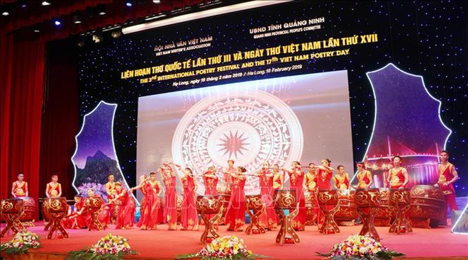 下龙国际诗歌晚会开幕 吸引世界近200名诗人和作家参加 ảnh 1