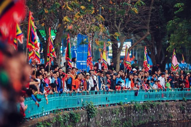 热闹非凡的2019年河内市龙舟公开赛正式开赛 ảnh 2 热闹非凡的2019年河内市龙舟公开赛正式开赛 ảnh 2