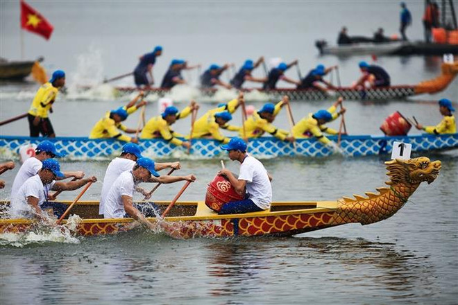 热闹非凡的2019年河内市龙舟公开赛正式开赛 ảnh 1 热闹非凡的2019年河内市龙舟公开赛正式开赛 ảnh 1