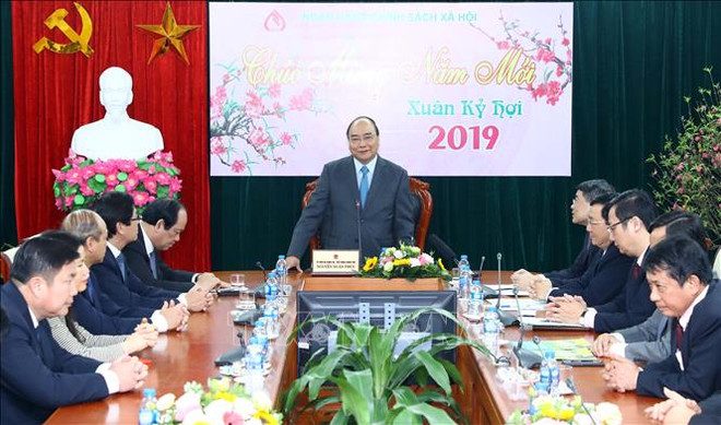 越南政府总理阮春福出席政策性银行新春交班会 ảnh 2 越南政府总理阮春福出席政策性银行新春交班会 ảnh 2