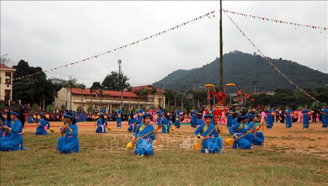 四面八方游客和当地居民纷纷前来参加宣光省隆东节 ảnh 1 四面八方游客和当地居民纷纷前来参加宣光省隆东节 ảnh 1