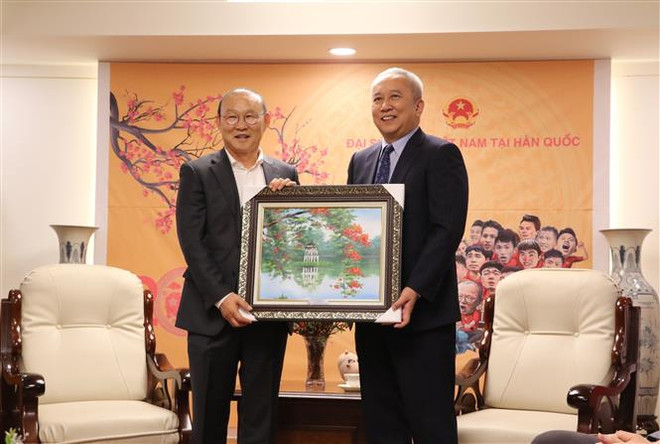 越南国足教练朴恒绪同四名球员在韩国与球迷交流 ảnh 2 越南国足教练朴恒绪同四名球员在韩国与球迷交流 ảnh 2