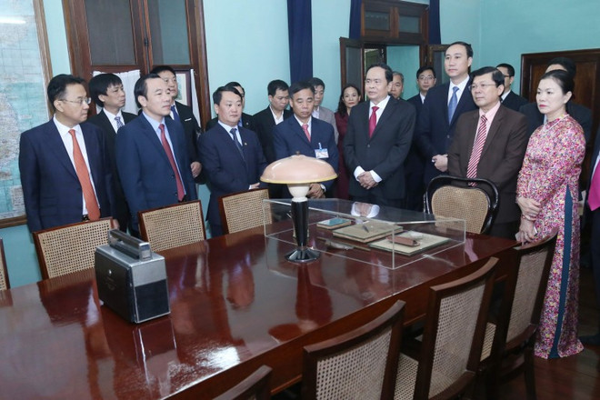 深情缅怀越南民族伟大领袖--胡志明主席 ảnh 2 深情缅怀越南民族伟大领袖--胡志明主席 ảnh 2