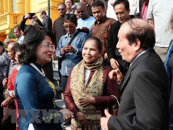 邓氏玉盛会见出席越南文学推介国际会议暨国际诗歌联欢会代表团 ảnh 1