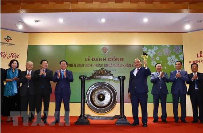 阮春福出席2019年越南证券开市敲锣仪式 ảnh 1