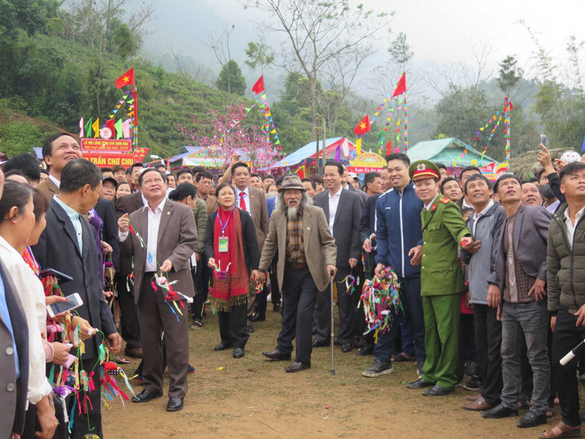 越南山区各族同胞欢庆下田节 ảnh 1