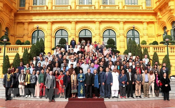 邓氏玉盛会见出席越南文学推介国际会议暨国际诗歌联欢会代表团 ảnh 2