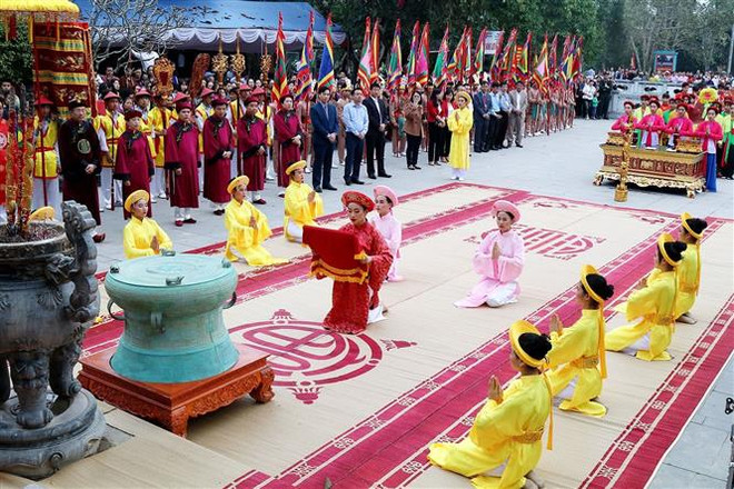 上香缅怀妪姬国母的功德 ảnh 1