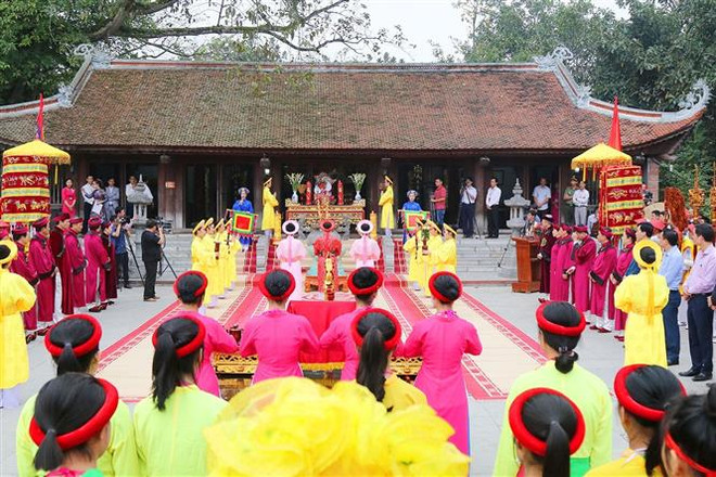 上香缅怀妪姬国母的功德 ảnh 2