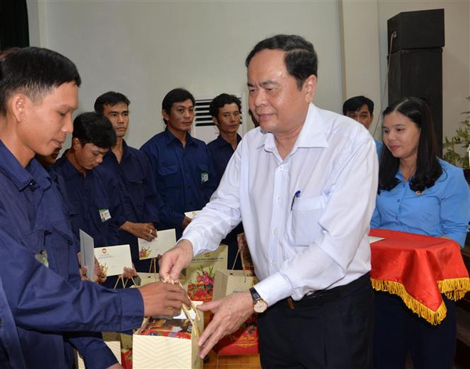 越南祖国阵线中央委员会主席向安江省贫困工人和劳动者发放年礼 ảnh 1