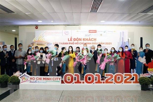 越南大陆领土最东端地区举行2021年新年升旗仪式并迎来新年首批游客 ảnh 3