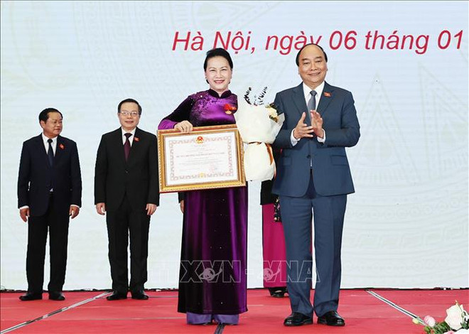 越南政府总理阮春福向国会主席阮氏金银及各位国会领导授予民族大团结勋章 ảnh 1 越南政府总理阮春福向国会主席阮氏金银及各位国会领导授予民族大团结勋章 ảnh 1